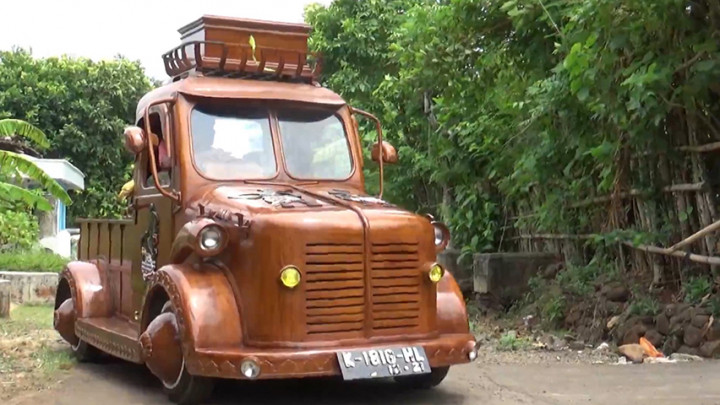 Unik, Perajin di Jepara Modifikasi Mobil Tua dengan Kayu Jati