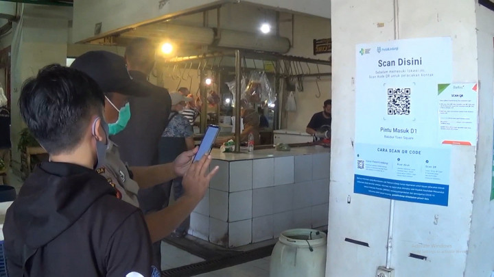 Uji Coba PeduliLindungi di Pasar Baltos Bandung