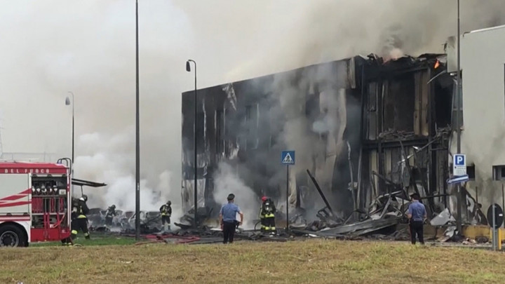 Pesawat Pribadi Jatuh dan Menabrak Gedung di Italia, 8 Orang Meninggal