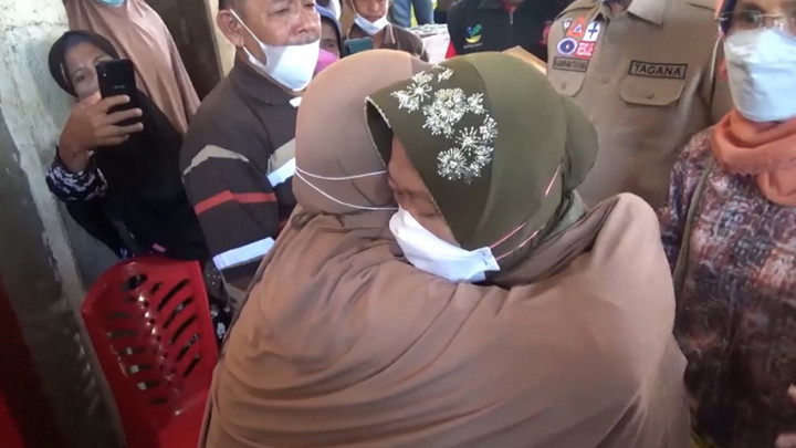 Korban Longsor di Luwu Menangis di Pelukan Risma