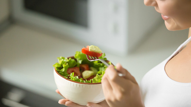 Ingin Makan Malam saat Diet? Pilih Makanan Ini