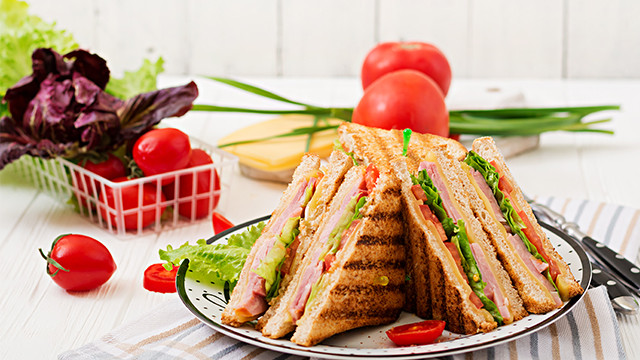 Penderita Hipertensi Sebaiknya Hindari 4 Makanan Ini