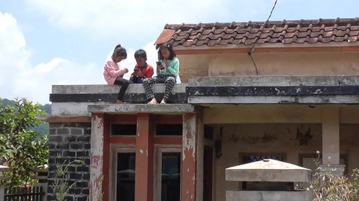 Terkendala Jaringan Internet, Siswa SD Belajar di Atap