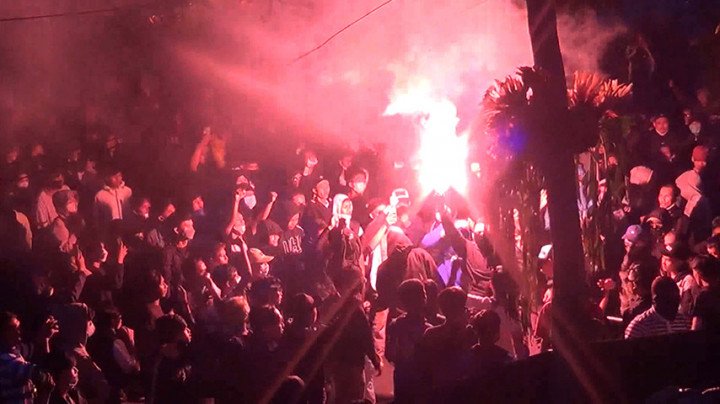 Tidak Puas Terhadap Permainan Persib, Bobotoh Demo Minta Ganti Pelatih