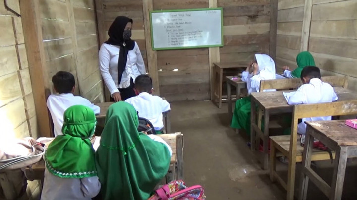 Miris, Atap Sekolah Ini Terbuat dari Daun Rumbia dan Dinding Papan yang Sudah Rapuh