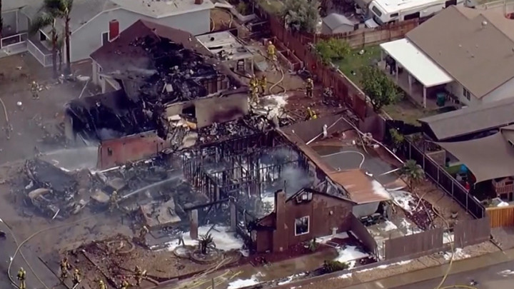 Pesawat Jatuh Menimpa Sejumlah Rumah, Sedikitnya Dua Orang Tewas