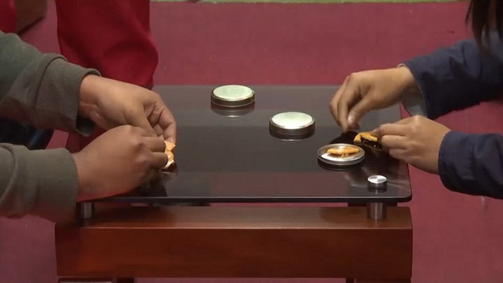 Toko Buku Ini Tantang Pengunjung Memotong Permen Dalgona ala 