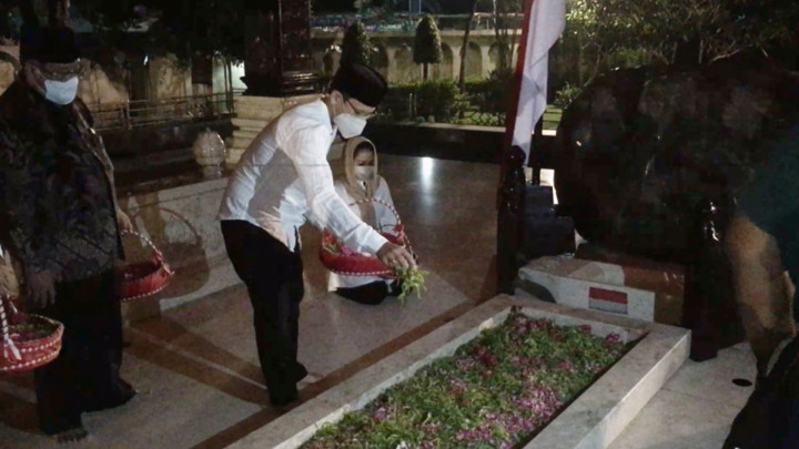 Momen Nadiem Ziarah ke Makam Soekarno dan Gus Dur