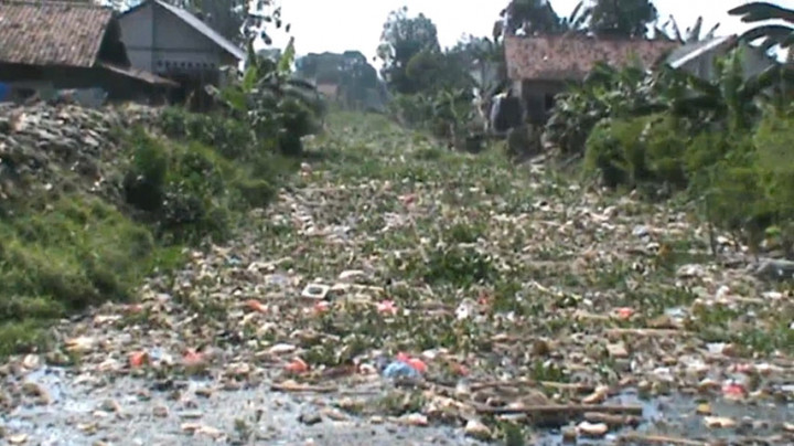 Miris! Sepanjang 2 Kilometer Sungai Cikarang Dipenuhi Sampah