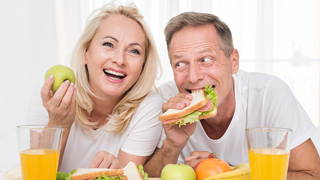 Alpukat hingga Kacang Brasil, Ini 5 Makanan yang Baik Dikonsumsi saat Memasuki Usia 50-an