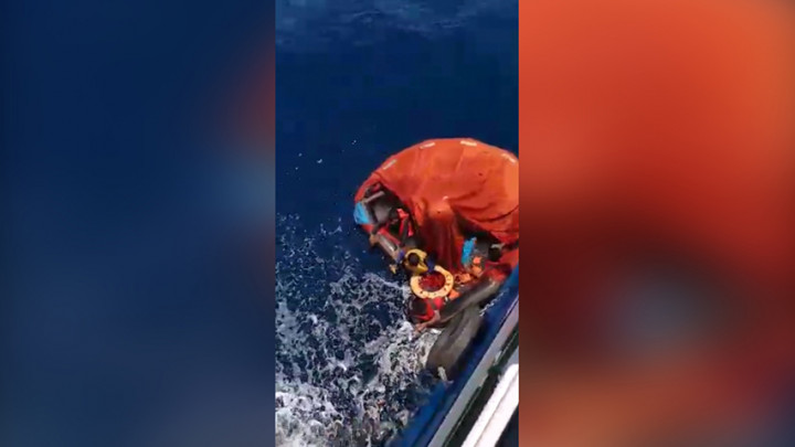 Detik-detik Penyelamatan ABK KM Liberty 1 yang Tenggelam di Perairan Utara Bali