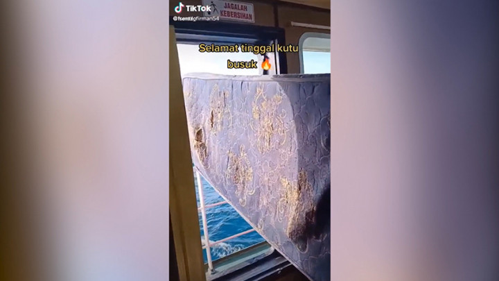 Viral! Video Pemuda Buang Kasur ke Laut