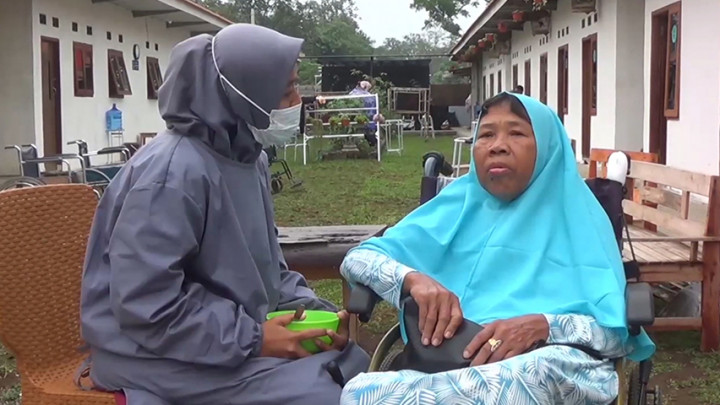 Tak Mampu Lagi Merawat, Anak Titipkan Ibunya ke Panti Jompo hingga Akhir Hayat