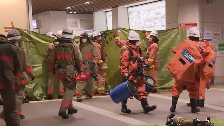 Pria Berkostum Joker Tikam Penumpang Kereta, 17 Orang Terluka