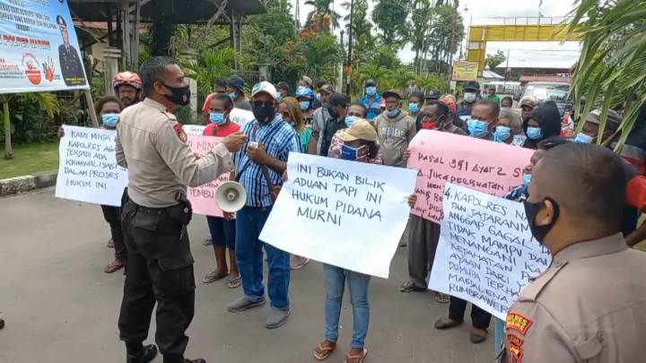 Bupati Dogiyai Tikam Istri, Keluarga Desak Polisi Percepat Proses Hukum
