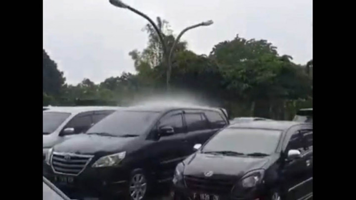 Viral! Fenomena Hujan Hanya Guyur 1 Mobil di Bekasi
