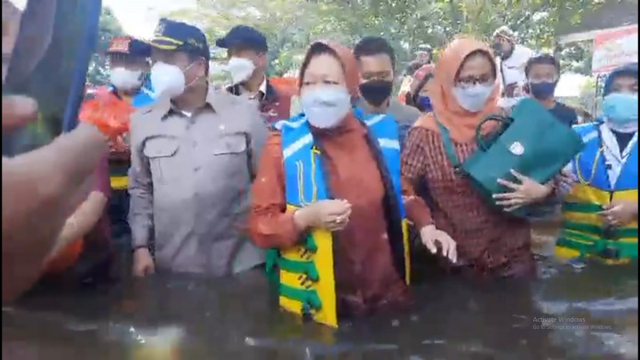 Potret Mensos Risma Nyebur saat Tinjau Lokasi Banjir di Melawi