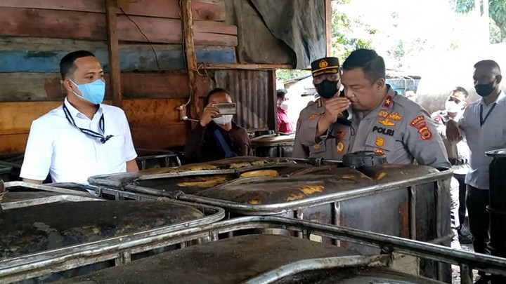 Polisi Gerebek Gudang Pengoplos BBM Ilegal di Muaro Jambi