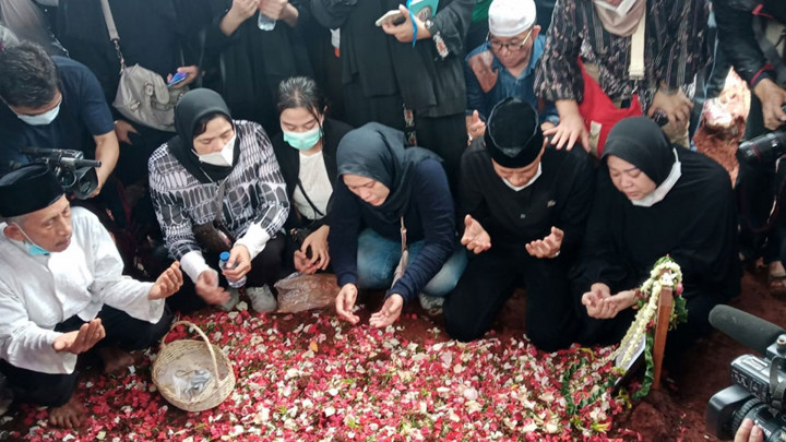 Suasana Haru Selimuti Proses Pemakaman Vanessa Angel dan Suami