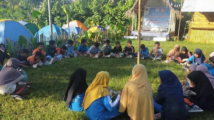 Inspiratif, Heni Sri Sundari Didik Anak-anak Petani Untuk Raih Kesuksesan