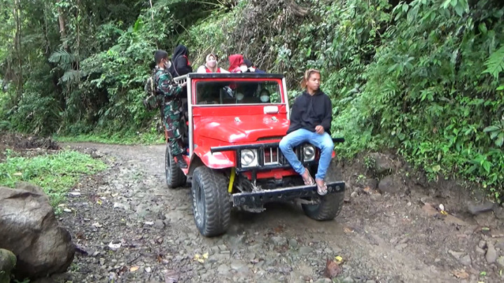 Jangkau Wilayah Pedalaman, Tim Vaksinator Lewati Medan Terjal di Majene