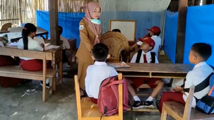 Puluhan Siswa SD Terpaksa Belajar di Kolong Rumah Warga