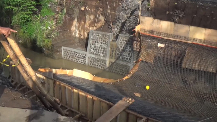 Akibat Diterjang Banjir, Proyek Jembatan di Magetan Ambruk