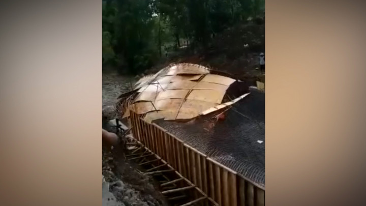 Detik- detik Proyek Jembatan di Magetan Ambrol Diterjang Banjir