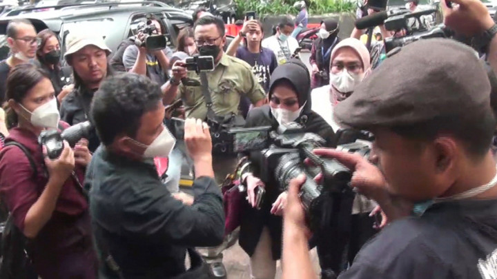 Mangkir Beberapa Kali, Anak Nia Daniaty Akhirnya Diperiksa sebagai Tersangka