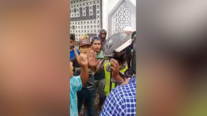 Palak Pengendara Wanita, Pria Berseragam Polisi Diamuk Warga