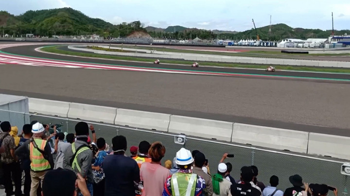 Antusias Ribuan Warga Nonton Asia Talent Cup di Sirkuit Mandalika Gratis
