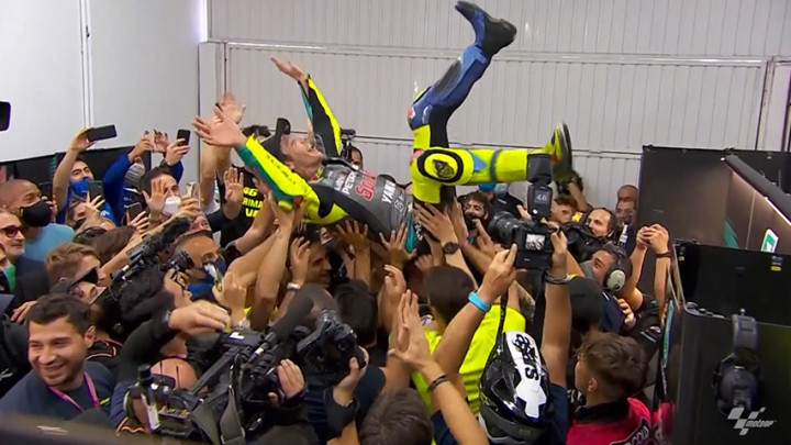 Momen Valentino Rossi Berpamitan dengan Para Fans