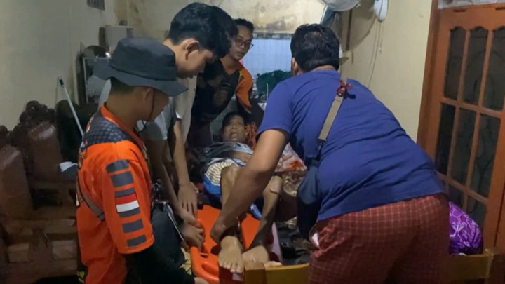 Detik-detik Evakuasi Kakek Penderita Stroke yang Terjebak Banjir di Palangka Raya