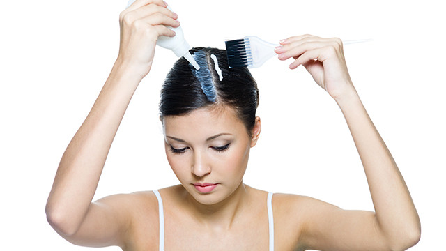 4 Langkah Mudah Mewarnai Rambut di Rumah