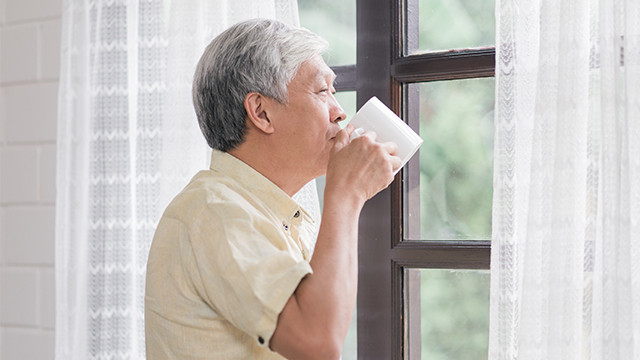 Setelah Berusia 50 Tahun, Hindari 5  Kebiasaan Minum Ini