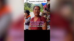 Viral! Video Percakapan Penjual Souvenir Khas Batak dengan Bule