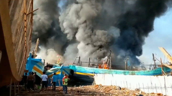 Belasan Kapal di Pesisir Pantai Tegal Hangus Terbakar