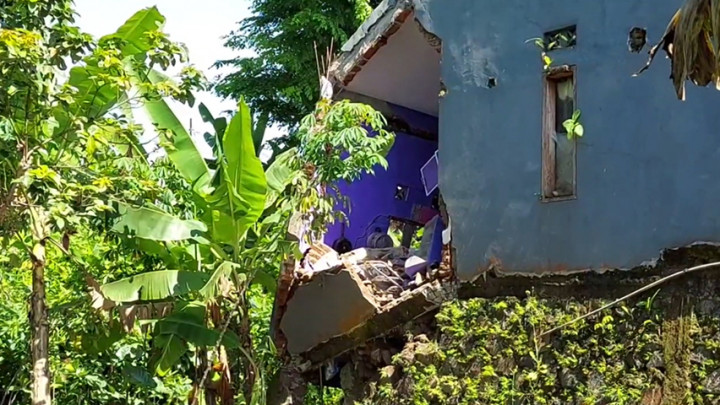Rumah di Tasikmalaya Roboh Akibat Tergerus Luapan Air Sungai