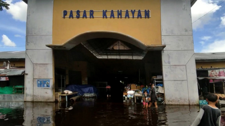 Terendam Banjir, Pasar Kahayan di Palangka Raya Lumpuh Total