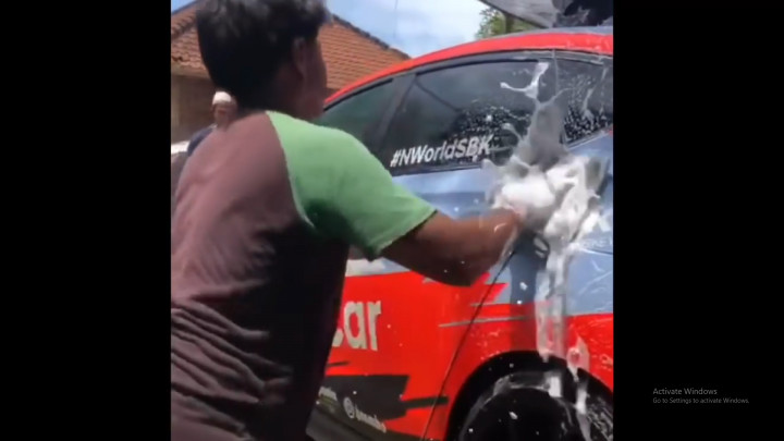 Viral Safety Car WSBK Dicuci di Tempat Cuci Mobil Kampung