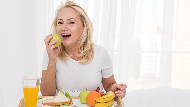 5 Makanan yang Baik Dikonsumsi Wanita di Atas Usia 50 Tahun