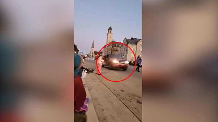 Sebuah Mobil Tabrak Rombongan Parade Natal, 5 Orang Meninggal dan 48 Terluka