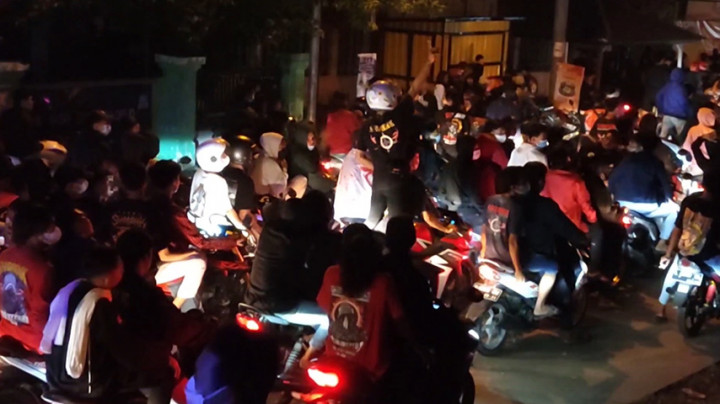 Ratusan Pesilat Jawa Timur Datangi Polsek Dawarblandong