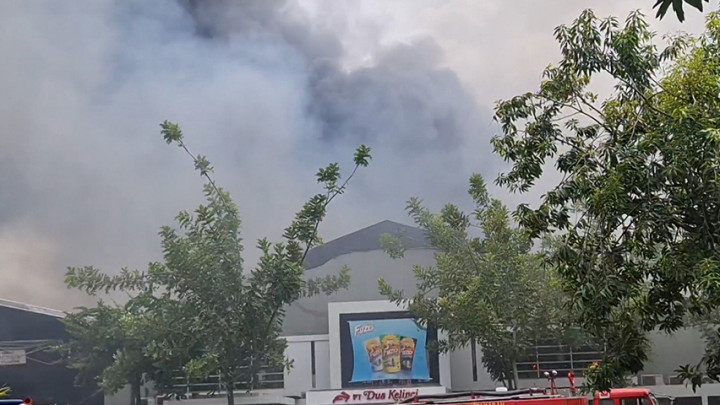 Pabrik Kacang Dua Kelinci di Pati Terbakar Hebat