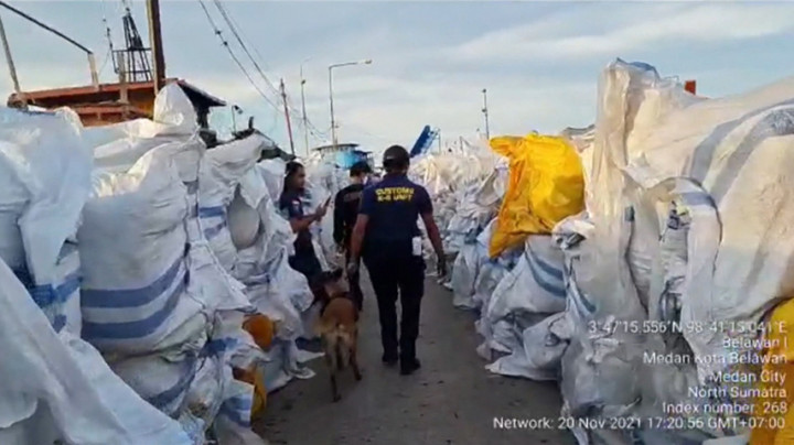 Bea Cukai Gagalkan Penyelundupan 850 Goni Pakaian Bekas