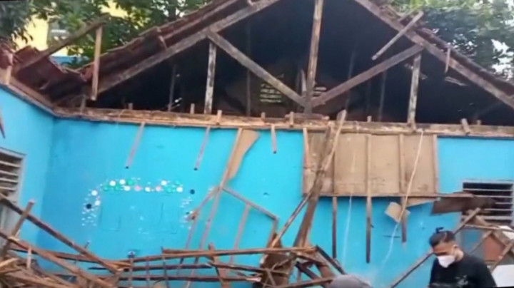 Atap Ruang Kelas di SMPN 1 Cibeber Ambruk Timpa Siswa