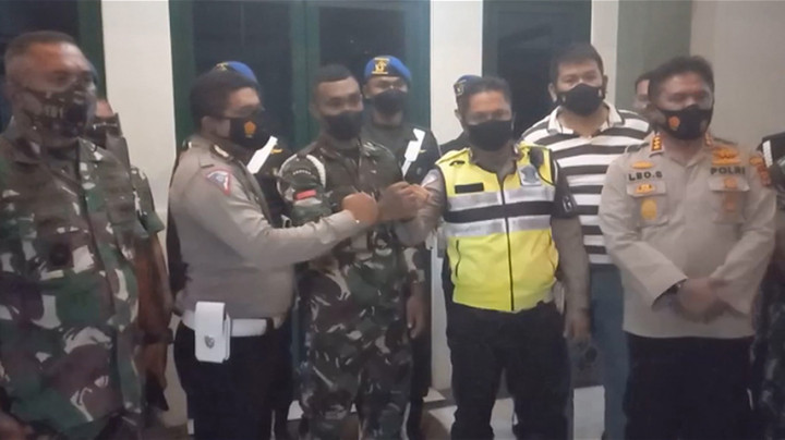 Viral! Duel TNI Vs 2 Polisi di Maluku Berakhir Damai