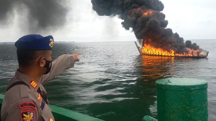 Kapal Pengangkut BBM Hangus Terbakar di Riau