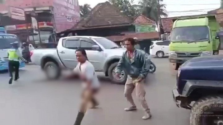 Tak Terima Anaknya Ditilang, Pria Ini Serang 2 Polantas dengan Celurit