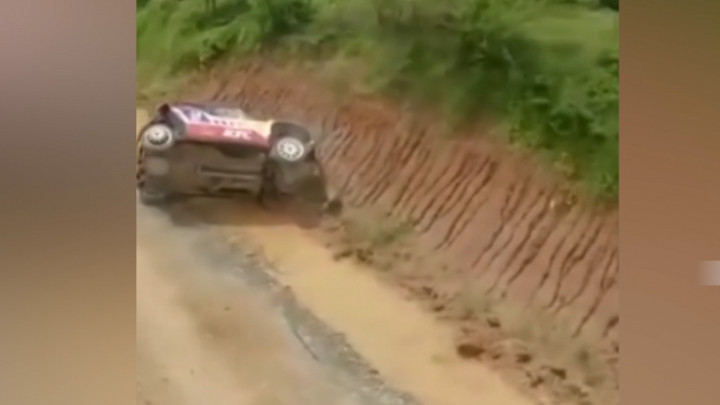 Detik-detik Bamsoet dan Sean Gelael Kecelakaan Reli di Meikarta